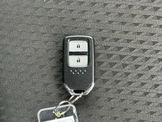 フィット1.5 ハイブリッド F 4WD　純正ナビ　バックカメラ　ETC　パワステ　パワーウィンドウ　ABS　キーレスエントリー 1500