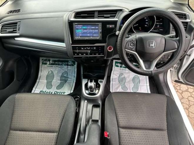 フィット1.5 ハイブリッド F 4WD　純正ナビ　バックカメラ　ETC　パワステ　パワーウィンドウ　ABS　キーレスエントリー 1500