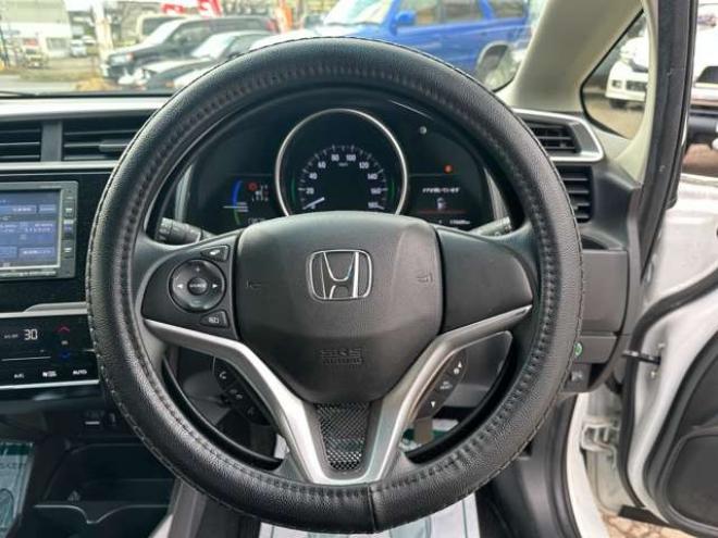 フィット1.5 ハイブリッド F 4WD　純正ナビ　バックカメラ　ETC　パワステ　パワーウィンドウ　ABS　キーレスエントリー 1500