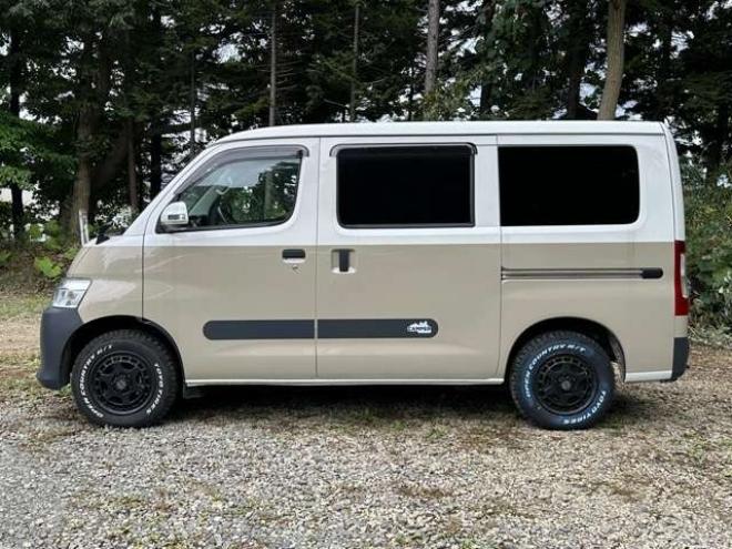 タウンエースバン1.5 GL 4WD　アルトピアーノ　ベージュツートン全塗装済　ベッドキット　セカンドバッテリー　ETC　フルセグTVナビ　バックカメラ　アイドリングストップ　ABS　レーンキープアシスト　盗難防止装置　パワステ　パワーウィンドウ 1500