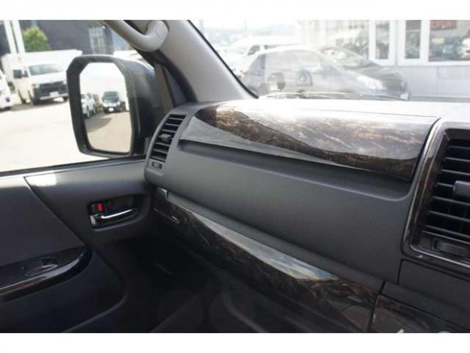 レジアスエース2.8 スーパーGL ダークプライム ロングボディ ディーゼルターボ 4WD　415COBRAコンプリート車両　ファントムヘッドライトシステム&ファントムゴールド18インチホイール&フェイスリフトキット&フルエアロ&フローティングリップ&ローフォルムフェンダー　玄武2インチダウンブロック 2800