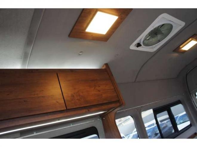 ハイエースバンスーパーロングHR　8人乗りキャンピング4WD　走行充電&外部充電&サブバッテリー　　　&FFヒーター&冷蔵庫&シンク&給排水　アルパインBIG-X&フリップダウン　415COBRAフロントリップ&バッドラッカー17AW　デジタルインナー　全方位カメラ 2700