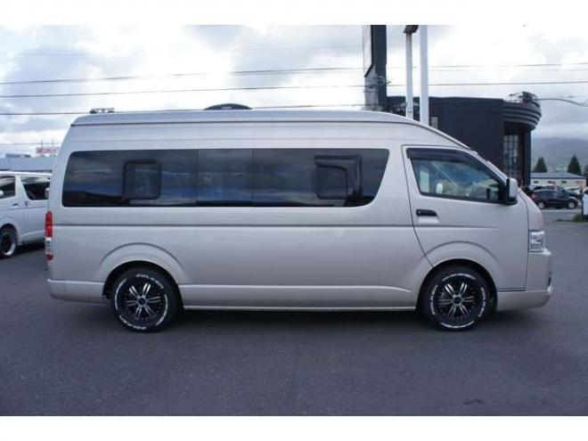 ハイエースバンスーパーロングHR　8人乗りキャンピング4WD　走行充電&外部充電&サブバッテリー　　　&FFヒーター&冷蔵庫&シンク&給排水　アルパインBIG-X&フリップダウン　415COBRAフロントリップ&バッドラッカー17AW　デジタルインナー　全方位カメラ 2700