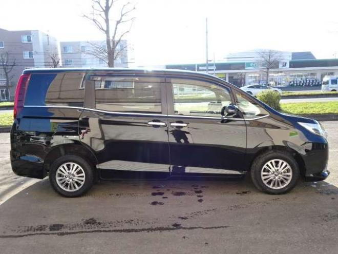 エスクァイア2.0 Gi 4WD　本州車　保証1年/走行距離無制限　4WD　両側パワースライドドア　オートマチックハイビーム　社外9インチナビ　地デジ　バックカメラ　黒本革シート　シートヒーター　LEDヘッドライト　ETC　クルーズコントロール 2000