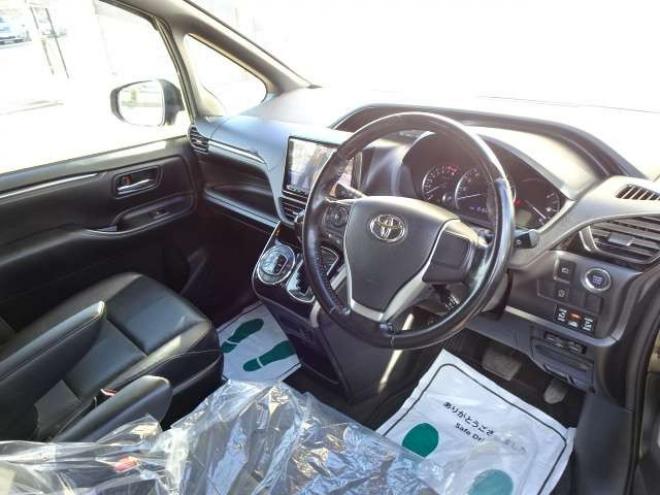 エスクァイア2.0 Gi 4WD　本州車　保証1年/走行距離無制限　4WD　両側パワースライドドア　オートマチックハイビーム　社外9インチナビ　地デジ　バックカメラ　黒本革シート　シートヒーター　LEDヘッドライト　ETC　クルーズコントロール 2000