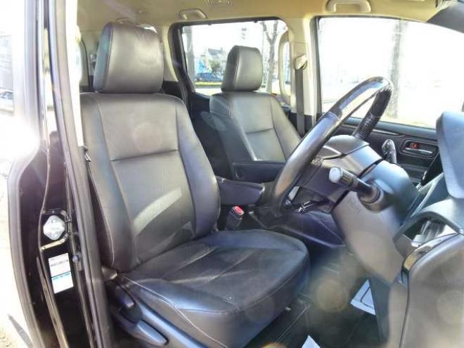 エスクァイア2.0 Gi 4WD　本州車　保証1年/走行距離無制限　4WD　両側パワースライドドア　オートマチックハイビーム　社外9インチナビ　地デジ　バックカメラ　黒本革シート　シートヒーター　LEDヘッドライト　ETC　クルーズコントロール 2000