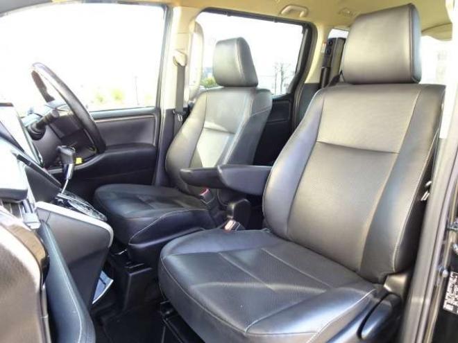 エスクァイア2.0 Gi 4WD　本州車　保証1年/走行距離無制限　4WD　両側パワースライドドア　オートマチックハイビーム　社外9インチナビ　地デジ　バックカメラ　黒本革シート　シートヒーター　LEDヘッドライト　ETC　クルーズコントロール 2000