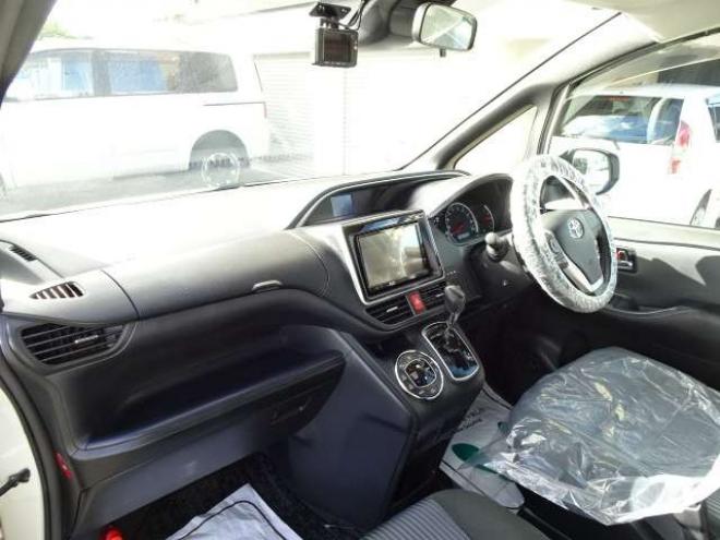 ヴォクシー2.0 ZS 煌 4WD　本州車　保証1年/走行距離無制限　4WD　両側パワースライドドア　トヨタセーフティセンス　カロッツェリア8型ワイドナビ　地デジ　バックカメラ　フリップダウンモニター　Bluetooth接続　アイドリングストップ 2000