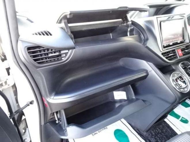 ヴォクシー2.0 ZS 煌 4WD　本州車　保証1年/走行距離無制限　4WD　両側パワースライドドア　トヨタセーフティセンス　カロッツェリア8型ワイドナビ　地デジ　バックカメラ　フリップダウンモニター　Bluetooth接続　アイドリングストップ 2000