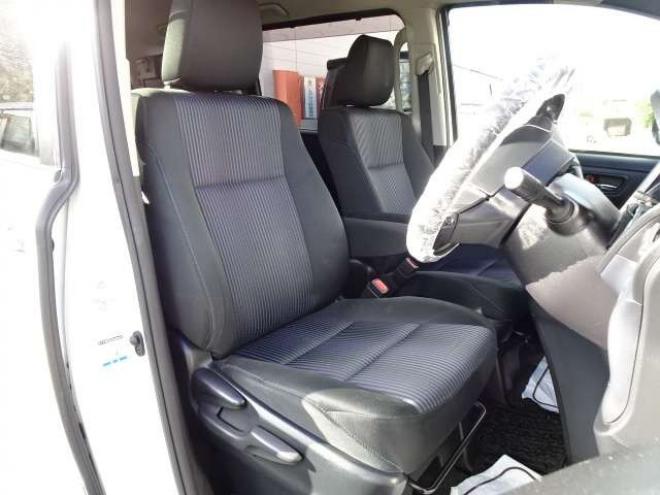 ヴォクシー2.0 ZS 煌 4WD　本州車　保証1年/走行距離無制限　4WD　両側パワースライドドア　トヨタセーフティセンス　カロッツェリア8型ワイドナビ　地デジ　バックカメラ　フリップダウンモニター　Bluetooth接続　アイドリングストップ 2000