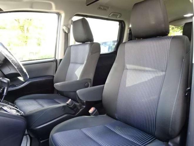 ヴォクシー2.0 ZS 煌 4WD　本州車　保証1年/走行距離無制限　4WD　両側パワースライドドア　トヨタセーフティセンス　カロッツェリア8型ワイドナビ　地デジ　バックカメラ　フリップダウンモニター　Bluetooth接続　アイドリングストップ 2000