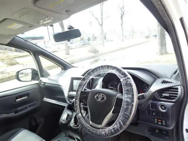 ノア2.0 Si 4WD　本州車　保証1年 4WD　両側パワースライドドア　社外ナビ　地デジ　スマートキー　プッシュスタート　LEDヘッドライト　社外18インチアルミ　　アイドリングストップ　ビルトインETC 2000