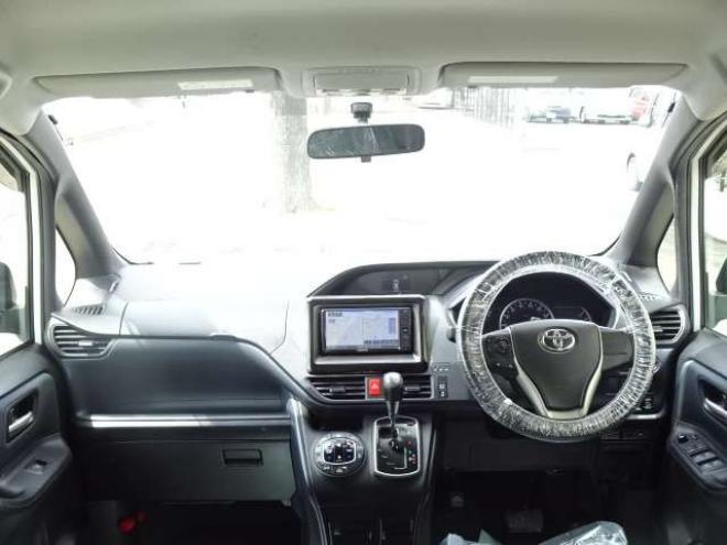 ノア2.0 Si 4WD　本州車　保証1年 4WD　両側パワースライドドア　社外ナビ　地デジ　スマートキー　プッシュスタート　LEDヘッドライト　社外18インチアルミ　　アイドリングストップ　ビルトインETC 2000