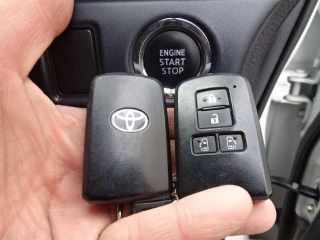 ノア2.0 Si 4WD　本州車　保証1年 4WD　両側パワースライドドア　社外ナビ　地デジ　スマートキー　プッシュスタート　LEDヘッドライト　社外18インチアルミ　　アイドリングストップ　ビルトインETC 2000