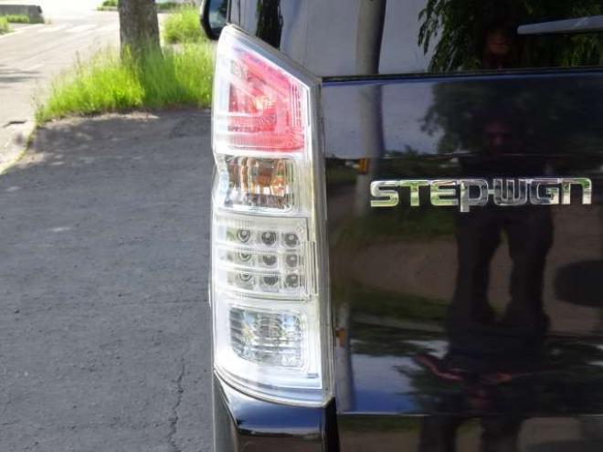 ステップワゴン2.0 スパーダ Z HDDナビ エディション 4WD　本州車　保証1年/走行距離無制限　4WD　両側パワースライドドア　純正HDDインターナビ　地デジ　バックカメラ　16インチアルミ　ETC　リヤエアコン　リヤヒーター　ステアリングスイッチ　純正HID　スマートキー 2000