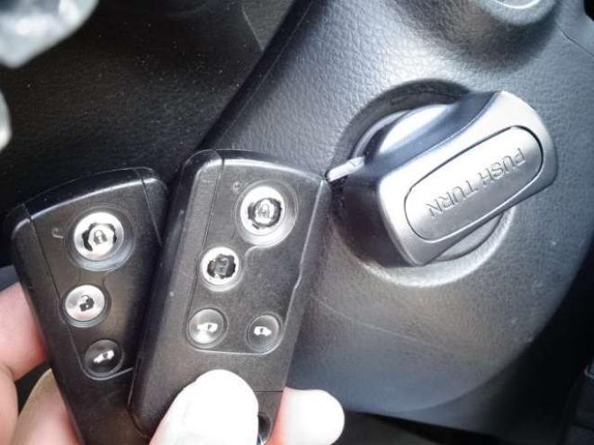 ステップワゴン2.0 スパーダ Z HDDナビ エディション 4WD　本州車　保証1年/走行距離無制限　4WD　両側パワースライドドア　純正HDDインターナビ　地デジ　バックカメラ　16インチアルミ　ETC　リヤエアコン　リヤヒーター　ステアリングスイッチ　純正HID　スマートキー 2000