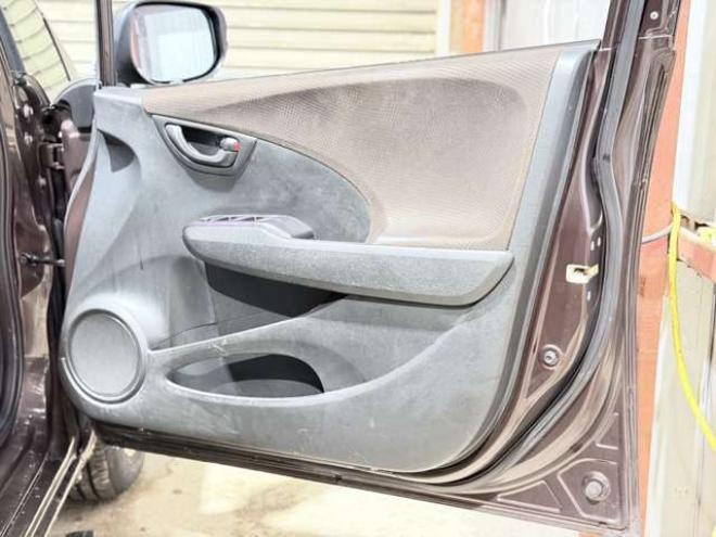 フィット1.3 シーズ 4WD　防錆塗装4WDスマキーCDバックカメラ 1300