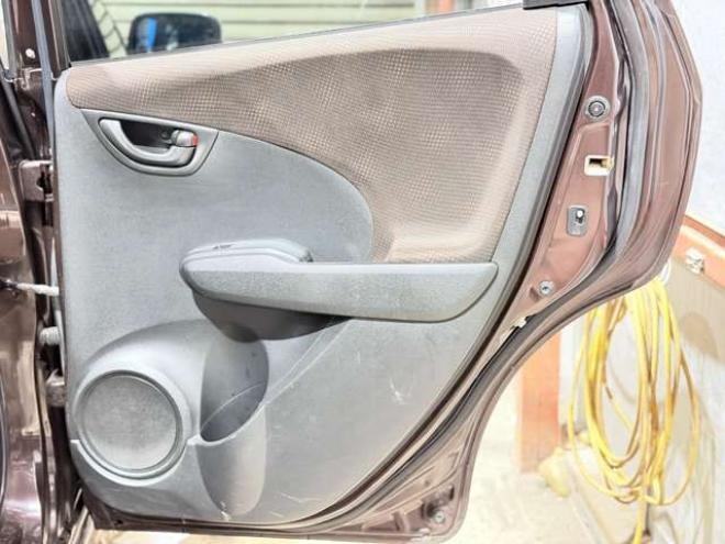 フィット1.3 シーズ 4WD　防錆塗装4WDスマキーCDバックカメラ 1300