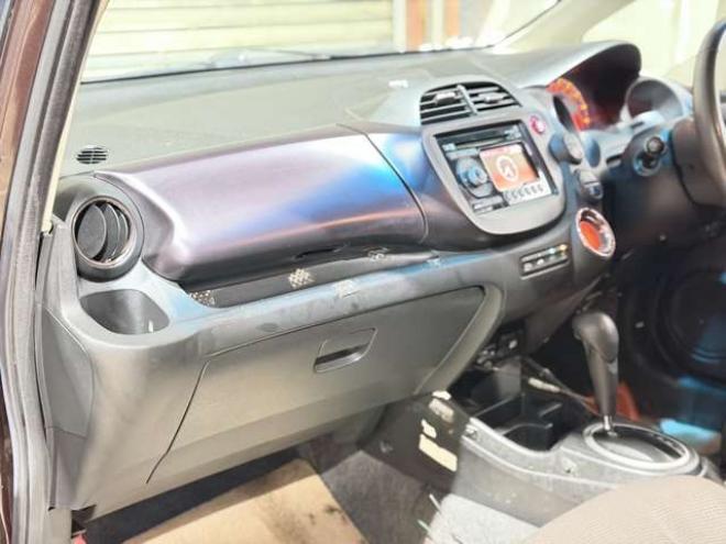 フィット1.3 シーズ 4WD　防錆塗装4WDスマキーCDバックカメラ 1300