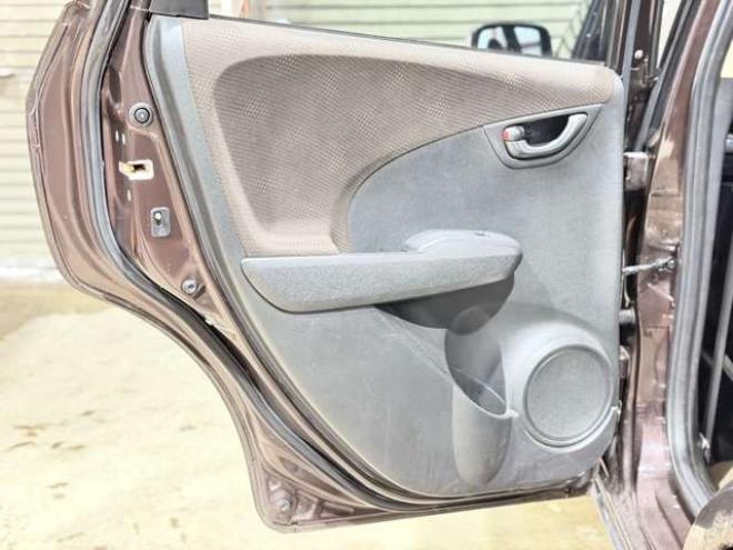 フィット1.3 シーズ 4WD　防錆塗装4WDスマキーCDバックカメラ 1300