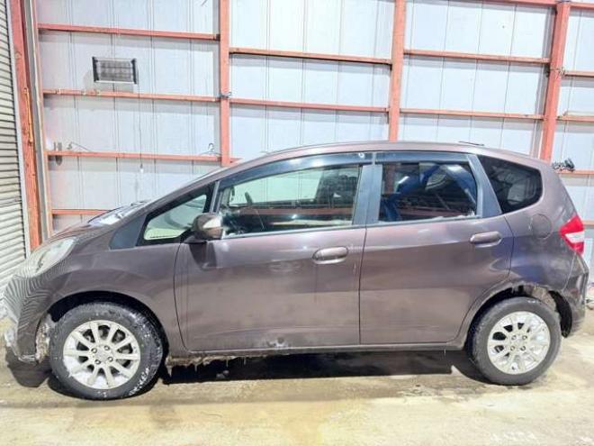 フィット1.3 シーズ 4WD　防錆塗装4WDスマキーCDバックカメラ 1300