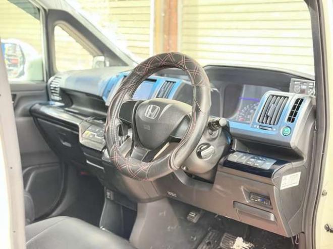 ステップワゴン2.0 スパーダ Z 4WD　防錆塗装4WDTVナビBカメETC後席モニタ夏冬タイヤ 2000