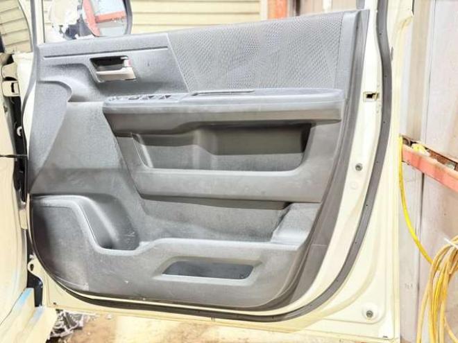 ステップワゴン2.0 スパーダ Z 4WD　防錆塗装4WDTVナビBカメETC後席モニタ夏冬タイヤ 2000