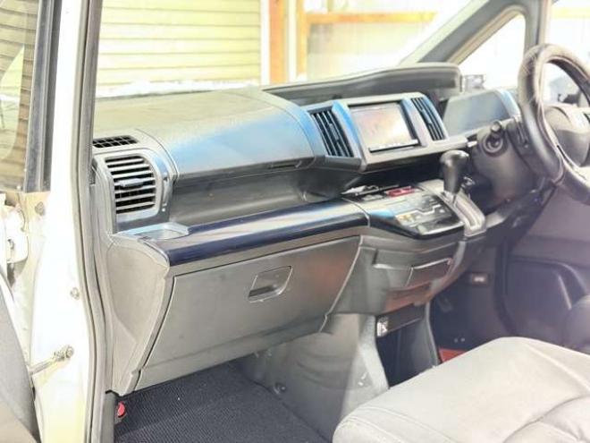 ステップワゴン2.0 スパーダ Z 4WD　防錆塗装4WDTVナビBカメETC後席モニタ夏冬タイヤ 2000