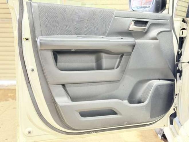 ステップワゴン2.0 スパーダ Z 4WD　防錆塗装4WDTVナビBカメETC後席モニタ夏冬タイヤ 2000