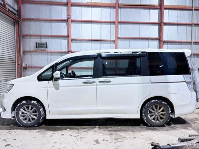 ステップワゴン2.0 スパーダ Z 4WD　防錆塗装4WDTVナビBカメETC後席モニタ夏冬タイヤ 2000