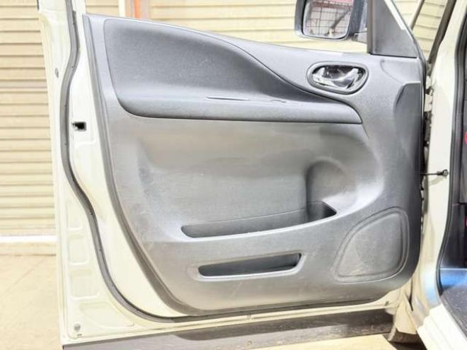 セレナ2.0 ハイウェイスター 4WD　防錆塗装4WDナビBカメETC夏冬タイヤ 2000