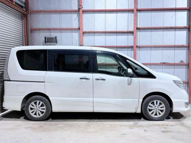 セレナ2.0 ハイウェイスター 4WD　防錆塗装4WDナビBカメETC夏冬タイヤ 2000