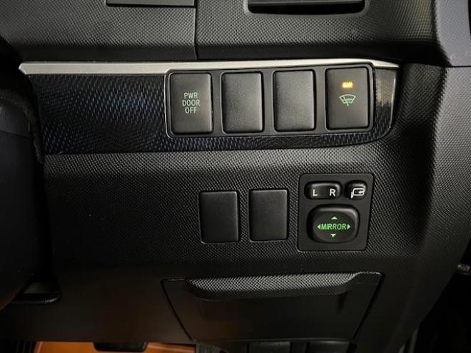 エスティマワンオーナー　寒冷地仕様　禁煙車　両側パワースライドドア　パワーバックドア　純正１８インチＡＷ　純正１６ＡＷ＋スタッドレスタイヤ　純正ナビ　フルセグ地デジ　ＤＶＤ再生　Ｂｌｕｅｔｏｏｔｈ　バックカメラ 4WD 2400 5Dr