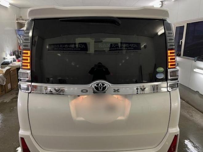 ヴォクシー本州仕入　ワンオーナー　アルパインリアモニター　ストラーダナビ　フルセグ地デジ　ＤＶＤ再生　Ｂｌｕｅｔｏｏｔｈオーディオ　バックカメラ　純正エンジンスターター　純正ＬＥＤヘッドライト　純正ＥＴＣ 4WD 2000 5Dr