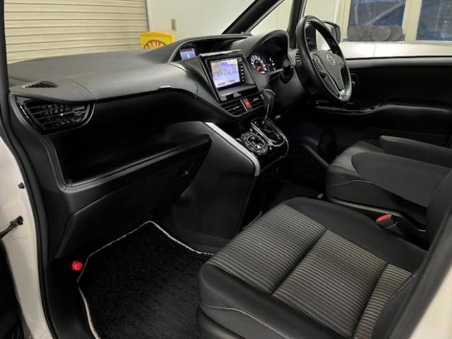 ヴォクシー本州仕入　ワンオーナー　アルパインリアモニター　ストラーダナビ　フルセグ地デジ　ＤＶＤ再生　Ｂｌｕｅｔｏｏｔｈオーディオ　バックカメラ　純正エンジンスターター　純正ＬＥＤヘッドライト　純正ＥＴＣ 4WD 2000 5Dr