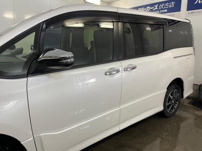 ヴォクシー本州仕入　ワンオーナー　アルパインリアモニター　ストラーダナビ　フルセグ地デジ　ＤＶＤ再生　Ｂｌｕｅｔｏｏｔｈオーディオ　バックカメラ　純正エンジンスターター　純正ＬＥＤヘッドライト　純正ＥＴＣ 4WD 2000 5Dr