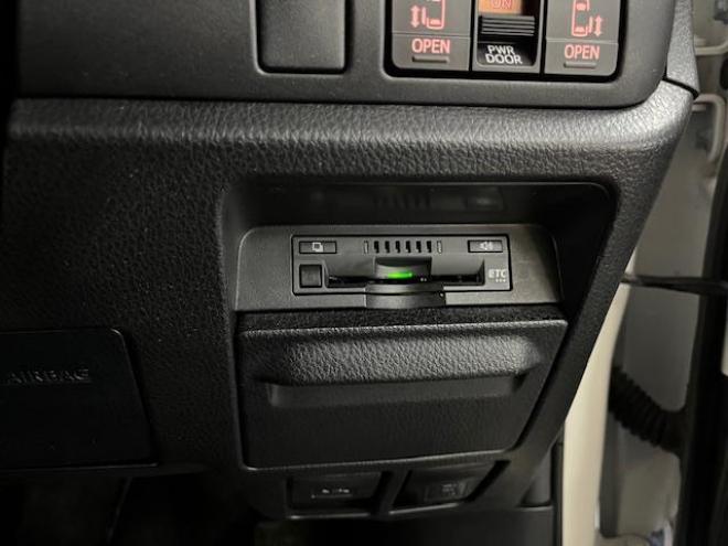 ヴォクシー本州仕入　ワンオーナー　アルパインリアモニター　ストラーダナビ　フルセグ地デジ　ＤＶＤ再生　Ｂｌｕｅｔｏｏｔｈオーディオ　バックカメラ　純正エンジンスターター　純正ＬＥＤヘッドライト　純正ＥＴＣ 4WD 2000 5Dr