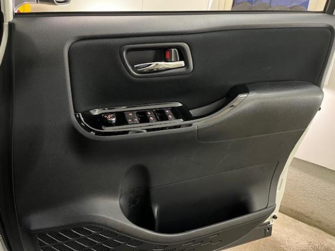 ヴォクシー本州仕入　ワンオーナー　アルパインリアモニター　ストラーダナビ　フルセグ地デジ　ＤＶＤ再生　Ｂｌｕｅｔｏｏｔｈオーディオ　バックカメラ　純正エンジンスターター　純正ＬＥＤヘッドライト　純正ＥＴＣ 4WD 2000 5Dr