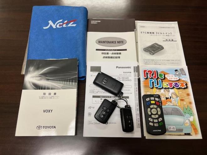 ヴォクシー本州仕入　ワンオーナー　アルパインリアモニター　ストラーダナビ　フルセグ地デジ　ＤＶＤ再生　Ｂｌｕｅｔｏｏｔｈオーディオ　バックカメラ　純正エンジンスターター　純正ＬＥＤヘッドライト　純正ＥＴＣ 4WD 2000 5Dr