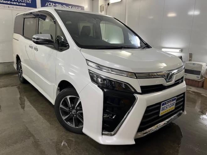 ヴォクシー本州仕入　ワンオーナー　アルパインリアモニター　ストラーダナビ　フルセグ地デジ　ＤＶＤ再生　Ｂｌｕｅｔｏｏｔｈオーディオ　バックカメラ　純正エンジンスターター　純正ＬＥＤヘッドライト　純正ＥＴＣ 4WD 2000 5Dr