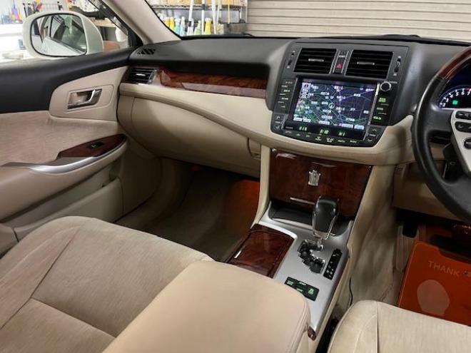 クラウン本州仕入　後期型　Ｂｌｕｅｔｏｏｔｈ　純正ＨＤＤナビ　フルセグ地デジ　ＤＶＤ再生　ミュージックサーバー　バック＆サイドカメラ　クルーズコントロール　両席パワーシート　前後コーナーセンサー　純正ＥＴＣ 4WD 2500 4Dr