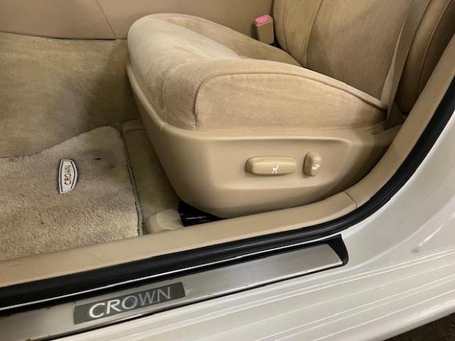 クラウン本州仕入　後期型　Ｂｌｕｅｔｏｏｔｈ　純正ＨＤＤナビ　フルセグ地デジ　ＤＶＤ再生　ミュージックサーバー　バック＆サイドカメラ　クルーズコントロール　両席パワーシート　前後コーナーセンサー　純正ＥＴＣ 4WD 2500 4Dr