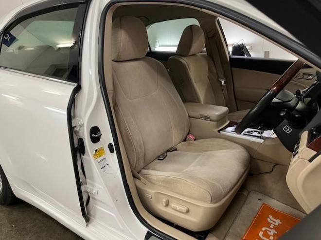 クラウン本州仕入　後期型　Ｂｌｕｅｔｏｏｔｈ　純正ＨＤＤナビ　フルセグ地デジ　ＤＶＤ再生　ミュージックサーバー　バック＆サイドカメラ　クルーズコントロール　両席パワーシート　前後コーナーセンサー　純正ＥＴＣ 4WD 2500 4Dr