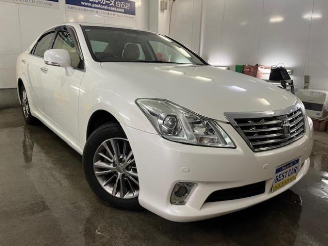 クラウン本州仕入　後期型　Ｂｌｕｅｔｏｏｔｈ　純正ＨＤＤナビ　フルセグ地デジ　ＤＶＤ再生　ミュージックサーバー　バック＆サイドカメラ　クルーズコントロール　両席パワーシート　前後コーナーセンサー　純正ＥＴＣ 4WD 2500 4Dr