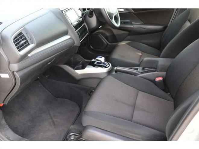 フィット1.5 ハイブリッド Fパッケージ 4WD　検2年　自社　ローンカノウ 1500