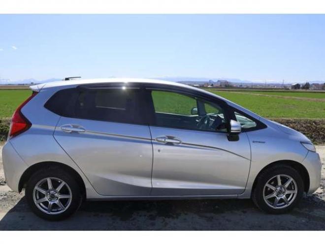 フィット1.5 ハイブリッド Fパッケージ 4WD　検2年　自社　ローンカノウ　EGスターター 1500