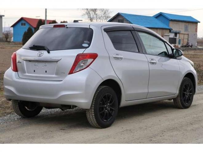 ヴィッツ1.3 F 4WD　検2年　自社　ローンカノウ 1300