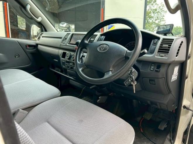 ハイエースバン　４ＷＤ　ＥＴＣ　ナビ　両側スライドドア　ＡＴ　ミュージックプレイヤー接続可　エアコン　運転席エアバッグ 4WD 3000(D) 5Dr