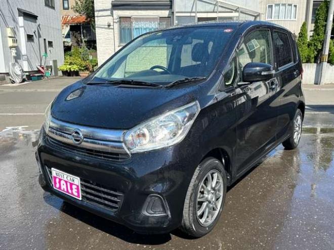 デイズX Vセレクション 4WD　SDナビ　Bluetooth　ワンセグTV　アイドリングストップ　シートヒーター　バックモニター　アランドビューモニター　横滑り防止装置　衝突軽減ブレーキ　社外アルミホイール夏 660