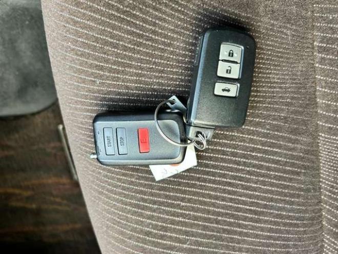 クラウンロイヤル 2.5 ロイヤル i-Four 4WD　ナビバックモニターフルセグTV　エンジンスターター　夏冬タイヤ付き　クルーズコントロール 2500